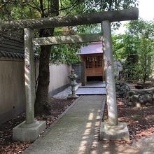 細い道の先にある鳥居と拝殿