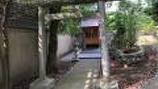 為新田北条一族戦死群霊塔がある