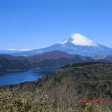 富士山と芦ノ湖が見えます