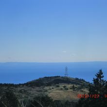 相模湾、遠く伊豆七島が