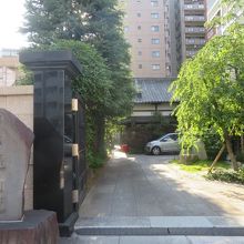 国際通り沿いが入口です