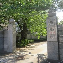 国際通り沿いが入口です