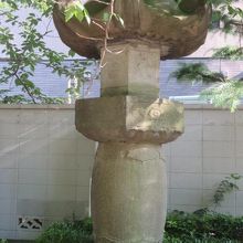 境内に燈籠があります