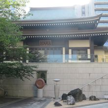 奥に本堂があります