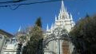 青山の裏通りに突如として現れる大聖堂に驚かされます