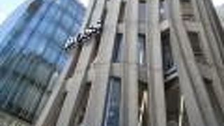 ＨＵＧＯ　ＢＯＳＳのロゴが目立つが、ＢＯＳＳの自社ビルではありません