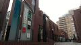 赤レンガ調の建物と石畳の道はお洒落そのもの