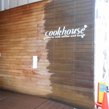 江坂のメインストリート沿いの焼きたてパンのお店です。