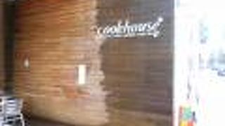 焼きたてパンやクッキーやジャムがあります。