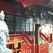 吉原本町駅近く、神牛や道真像など定番の見どころが揃う神社