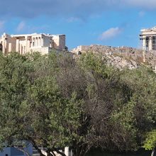 ディオニシウ アレオパキトゥ通から見たアクロポリスの丘