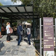 通り西端にアクロポリス丘への入り口があります