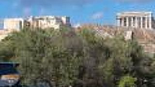 遺跡も眺められるアクロポリス南麓の通り