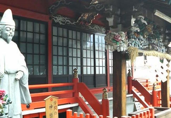 吉原本町駅近く、神牛や道真像など定番の見どころが揃う神社