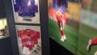 日本代表のサイン入りユニフォームも