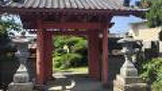 小動神社の向かい側に浄泉寺の赤い山門がある、空海が開いた真言宗の寺院