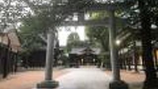 新宿公園の北西に立地、紀州出身の商人・鈴木九郎によって1428年頃に創建
