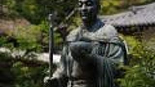 石組の庭、茅葺のお堂