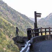 宿泊した祖谷温泉の近くにあり、小便岩といわれる大断崖には、小便小僧が立っていました。