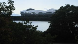 鳥屋野潟の反対側からも良く見える