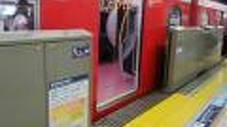 丸ノ内線　真赤な車両