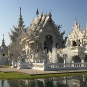 白く輝くそれはそれは美しい寺院です。