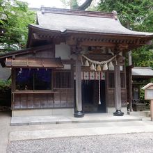 ディープな、魂生神社は大鷲神社の石段の下にあります。