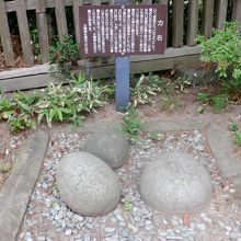 神社を守る力石です