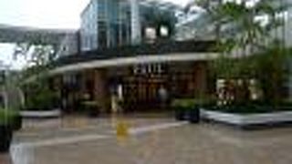 台北駅から空港線で35分と意外に近い。