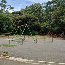 子供用の遊び場と遊具