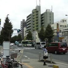本蓮沼駅の周辺、目立った看板はなく、商店街っぽくはないです