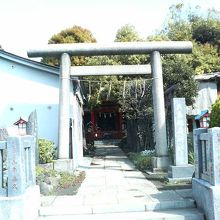 丸八橋のそばにある神社です。