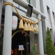 ビルの中に納まる神社