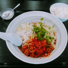 店長オススメの麻辣まぜ刀削麺830円(税抜)