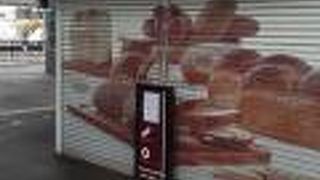 2020年６月16日現在、改札内の店舗は営業休止中でした