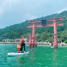 湖面に浮かぶ鳥居と