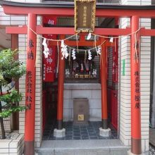 鳥居は壁面にあります