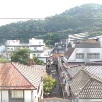 道路側の部屋からは温泉街と山が見えます。