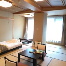 スタンダード客室です。左奥に床の間と大きなテレビがあります。