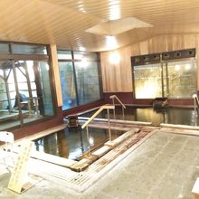 「乙姫の湯」左に小さな露天風呂、手前は浅くてぬるめです。