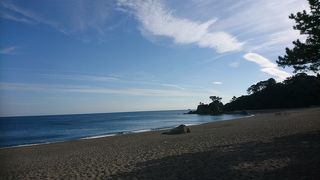 坂本龍馬像が眺める浜