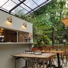 カウンターで前払い