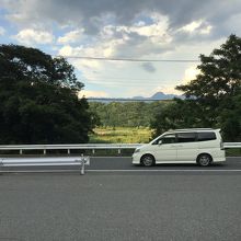 駐車場敷地内からの17号沿いの　赤城山方面