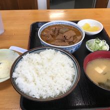 モツ煮定食　大盛と　ポテトサラダ