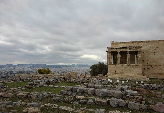 アテナ古神殿とアテナ プロマコスの像