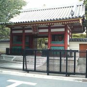 高円寺駅近く、石仏や不動明王像など見どころが多いお寺