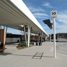 空港前のバスターミナル