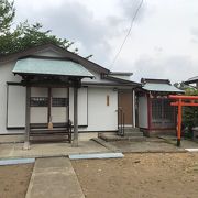 お稲荷さんと並んで建っている