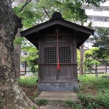 山の上に建つ拝殿