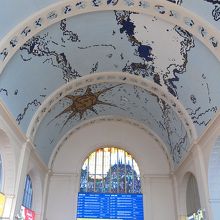 駅構内の天井画とステンドグラス